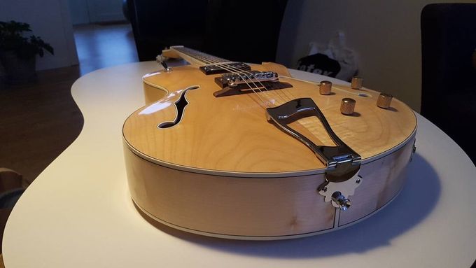 Headless rejseguitar med aftagelige stålstivere til nem transport