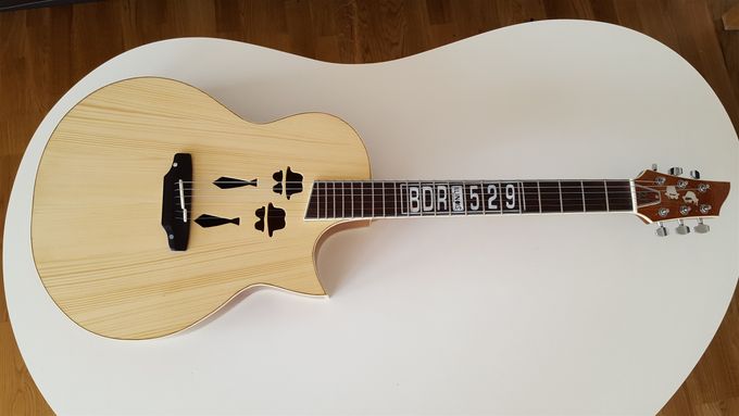 Akustisk guitar bygget til en Blues Brothers-fan