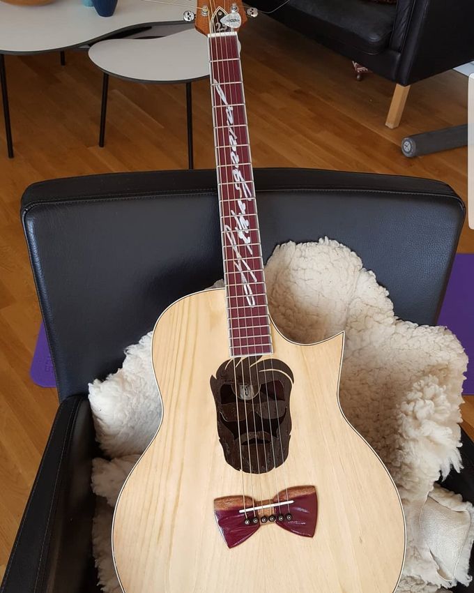 Akustisk guitar i Signaturserien – kundens signatur indlagt i perlemor på gribebrættet