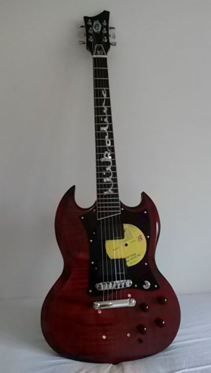 Rejseguitar – front- og rygvisning af det færdige instrument