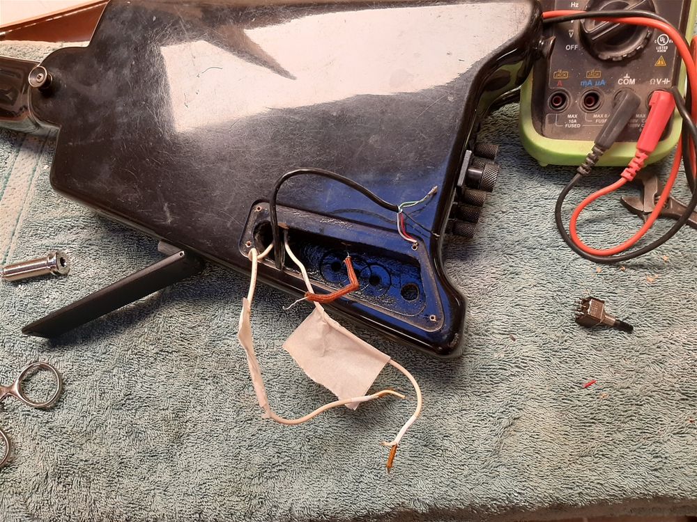 Karosseripatching på akustisk guitar